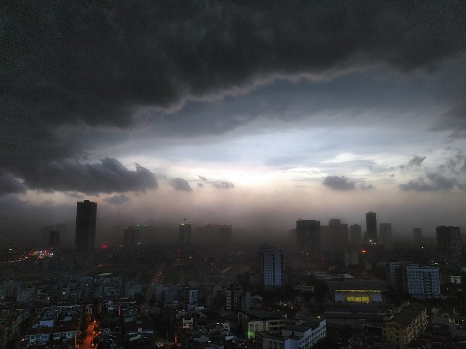 Clip: Hà Nội đón cơn mưa dông lớn kèm gió to khiến cây cối gãy đổ, đường bụi mù khiến người dân di chuyển vô cùng khó khăn